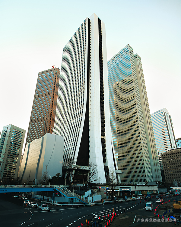 随着城市化和基础设施建设的加快，  建筑模板在建筑工程中发挥了重要的作用。  好的建筑模板打造出的工程质量更高。