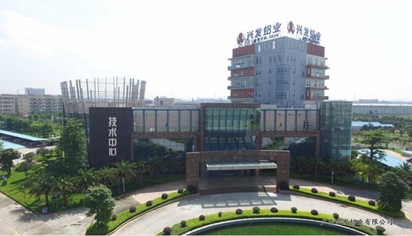 早在20世纪90年代初，兴发铝业就已经开始从事铝型材出口，但虽有好的产品，却苦于没有更广的渠道，当时主要是通过海外华侨为商品出口牵线搭桥。